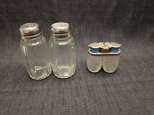 lot 3778 image: Salt and Pepper Shaker Set 4 Piece Glass Metal Caps