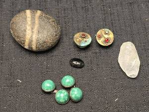 lot 3783 image: Mixed Lot Decorative Buttons Stones and Cabochons 6 Pieces