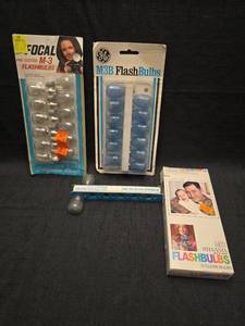 lot 40246 image: Lot of 3 Vintage Flashbulb Packages - Focal M-3, GE M3B, Sylvania M3 Blue Dot