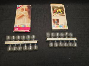 lot 40247 image: Sylvania Blue Dot Flashbulbs M3 12 Clear Bulbs Lot of 2 Boxes