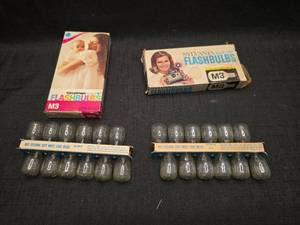 lot 40249 image: Sylvania Blue Dot Flashbulbs M3 12 Clear Bulbs Lot of 2 Boxes