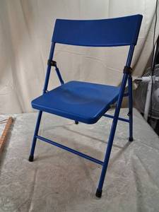 lot 8 image: Safety 1st by Cosco Blue Folding Chair
