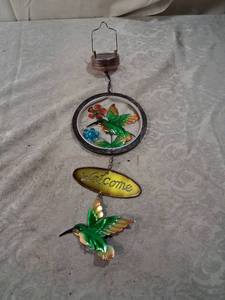 lot 32 image: Solar-Powered Hummingbird Hanging Garden Decoration Welcome Sign