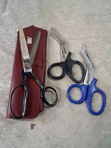 lot 70 image: WISS Trauma Shear Kit with 4 Scissors and Leather Case