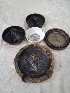 lot 79 image: 5-Piece Decorative Ashtray Lot Black Bowls White Ceramic Ornate