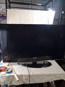 lot 81 image: Samsung LCD Television with Stand and Remote