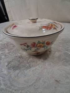 lot 91 image: Ceramic Covered Bake Oven Dish with Floral Decoration