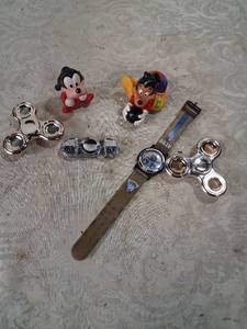 lot 95 image: NBA Memphis Grizzlies Watch with Fidget Spinners and Character Figures