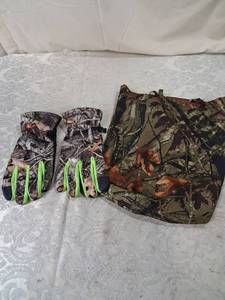 lot 96 image: SHE Outdoor Gloves and Bag Hunting Camouflage