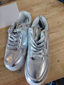 lot 2377 image: Gisdiy Lady silver tennis shoes size 6