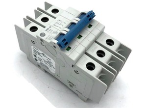 lot 311101 image: Retails for $600 1489-M3C030  Allen-Bradley UL489 3 Amp Miniature Circuit Breaker (4-Pack)