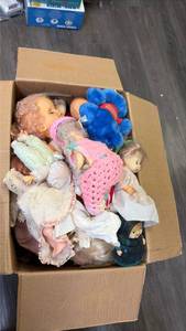 lot 66 image: Mixed Lot of Collectible Dolls and Stuffed Toys
