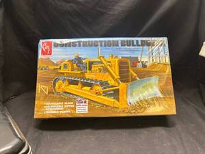 lot 70 image: AMT Construction Bulldozer 125 Scale Plastic Model Kit