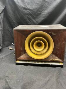 lot 72 image: RCA Victor Model 9-X-571 Radio Receiver 540-1600 kHz - untested