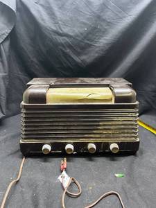 lot 73 image: Wards Airline Radio 40 Watts 50-60 Cycles 105-125 Volts AC - untested