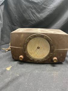 lot 74 image: Motorola Model 6X Radio Receiver with High Efficiency Loop Antenna - Untested