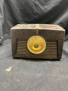 lot 75 image: RCA Victor Model 8-X-561 Radio Receiver -  Untested