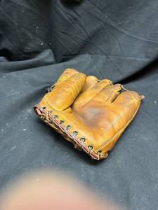 lot 97 image: Wilson Streamlined Vingers Baseball Glove PAT. NO. 2231261
