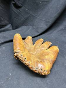 lot 98 image: Baseball Glove Leather Rawlings
