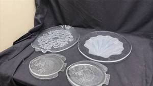 lot 128 image: 4 Clear Glass Decorative Plates Fish Shell Floral Design