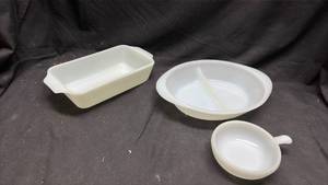 lot 143 image: Glasslock 3-Piece Baking Dish Set.