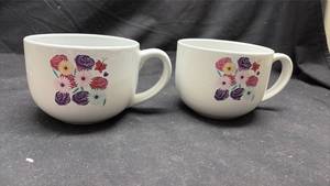 lot 152 image: Set of 2 Ceramic Mugs with Floral Design Pink Purple Roses