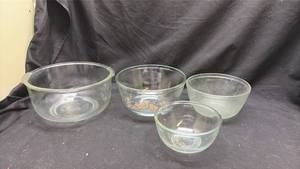 lot 192 image: Pyrex Glass Mixing Bowls 4-Piece Set.