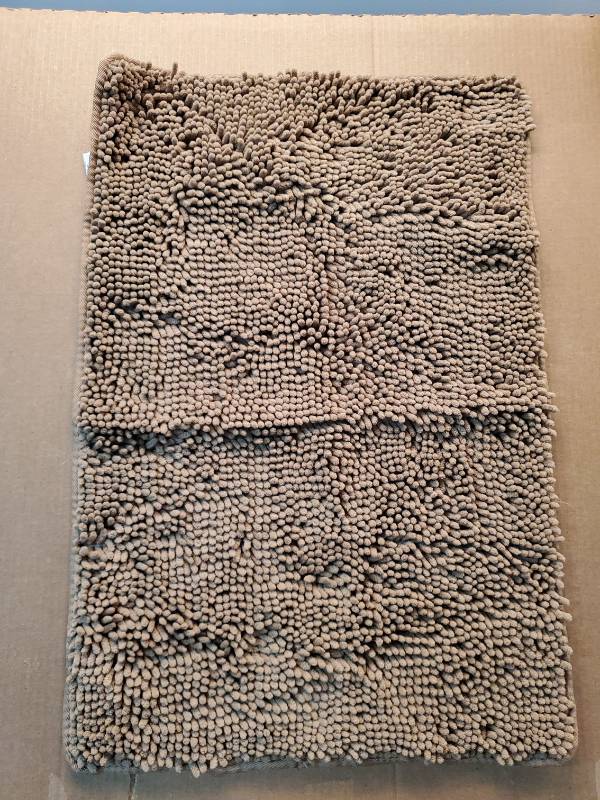 lot 46558 image: Chenille Shaggy Bath Mat - Retail $12