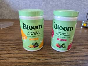 lot 420 image: 2 Pack Bundle Bloom Berry Greens and Mango Greens, 4.8oz