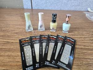 lot 470 image: 4 Pack Nail Polish with 6 Nail Accents