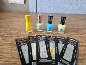 lot 472 image: 4 Pack Nail Polish with 6 Nail Accents