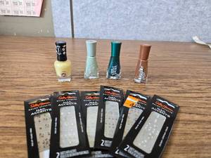lot 474 image: 4 Pack Nail Polish with 6 Nail Accents