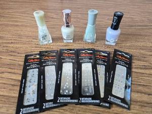 lot 477 image: 4 Pack Nail Polish with 6 Nail Accents