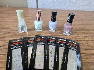 lot 479 image: 4 Pack Nail Polish with 6 Nail Accents
