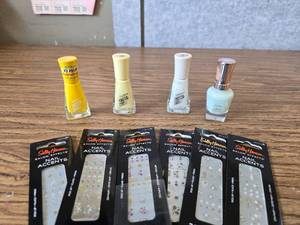 lot 481 image: 4 Pack Nail Polish with 6 Nail Accents