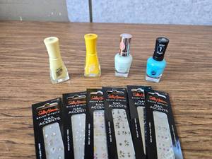 lot 483 image: 4 Pack Nail Polish with 6 Nail Accents