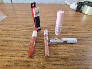 lot 487 image: 5 Piece Makeup Lot