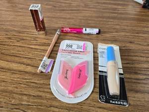 lot 488 image: 5 Piece Makeup Lot