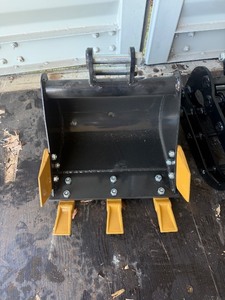 lot 7067 image: Unused SDLANCH Mini Skid Steer 15.7 in Toothed Bucket Attachment