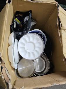 lot 62334 image: Box of Miscellaneous Kitchen Supplies