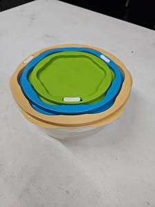 lot 62350 image: Set of 4 round Plastic Storage Containers (3 Lids)