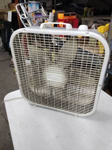 lot 62373 image: Lasko 20-inch 3-speed box fan