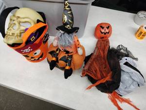lot 62385 image: Tote of Halloween Decor Items