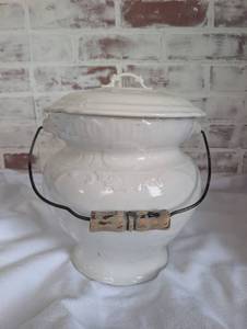 lot 2501 image: Vintage Ceramic Covered Chamber Pot&nbsp
