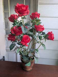 lot 2506 image: Red Rose Decorative Plant in Pot&nbsp