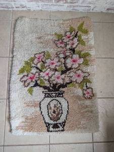 lot 2518 image: Vintage Tufted Bath Mat with Floral Design