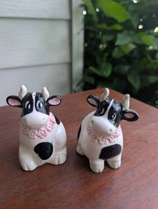 lot 2522 image: Cow Salt &amp Pepper Shakers with Pink Collar Pair 2-Piece Set