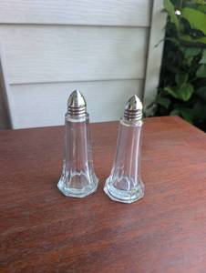 lot 2524 image: Salt and Pepper Shaker Set 2-Piece Clear Glass Tapered Metal Tops