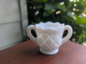lot 3007 image: Vintage Westmoreland Milk Glass - Thumbelina&nbsp