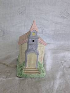 lot 3008 image: Vintage Avon Ceramic Village House Electric Light-Up Figurine